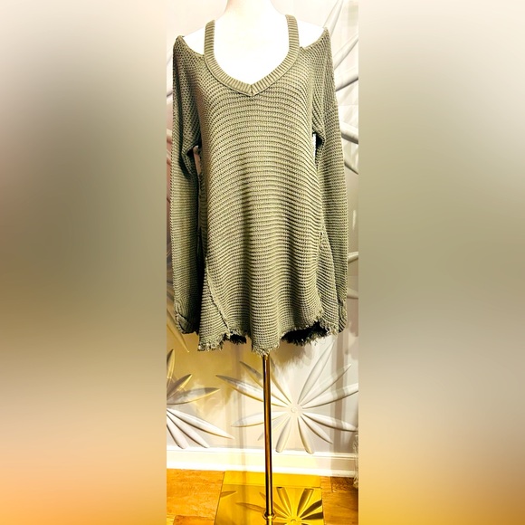 EUC Free People SZ M army green V-neck sweater with frayed edges, bust 46”-56” - Picture 3 of 9